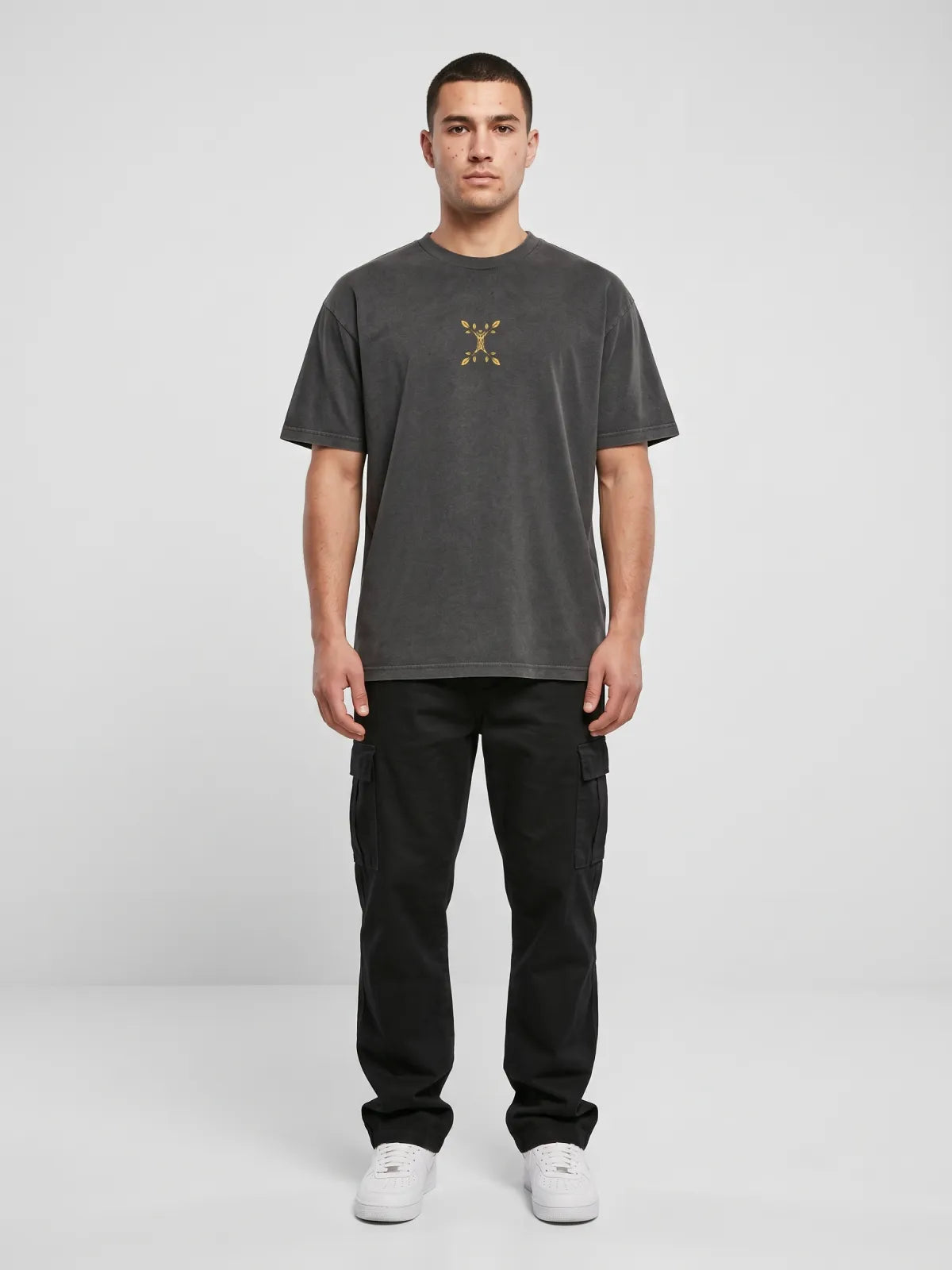 Model im Oversized Unisex Premium Acid-Washed T-Shirt in Schwarz Acid Wash, Vorderansicht