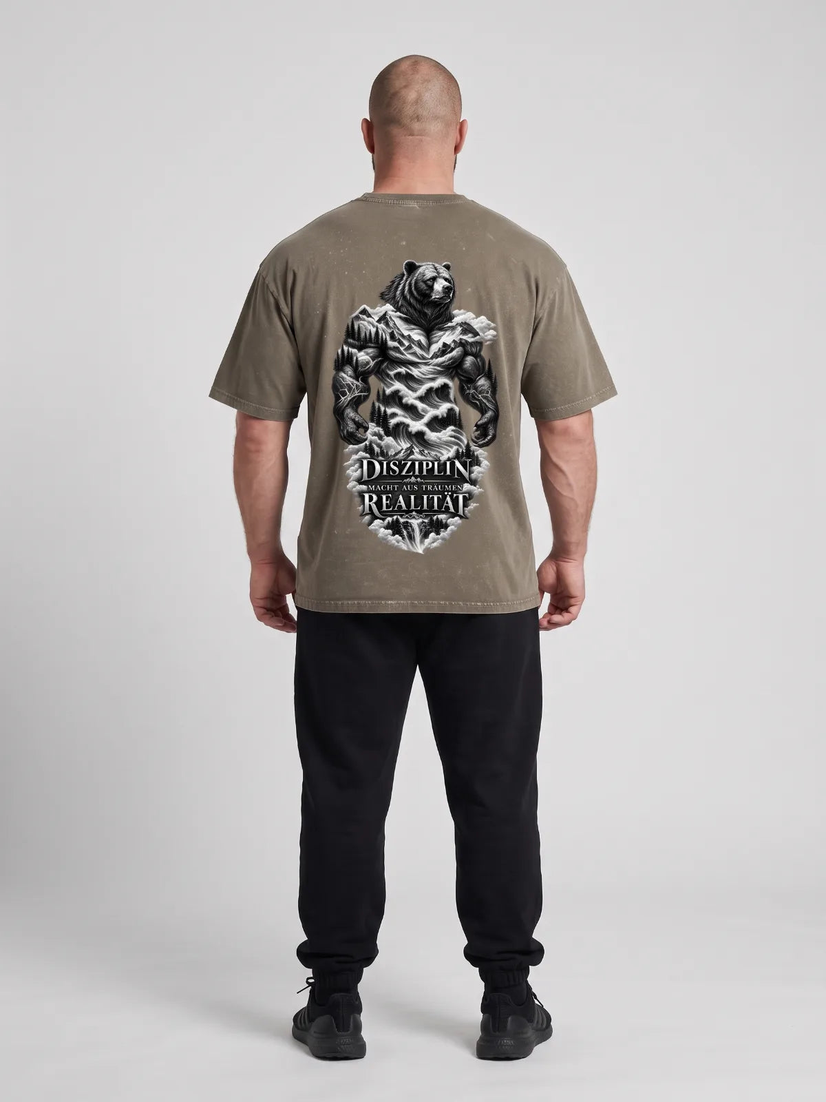 Model im Oversize Washed T-Shirt Pravilo Sport Bär in Dark Khaki, Rückansicht mit Druck