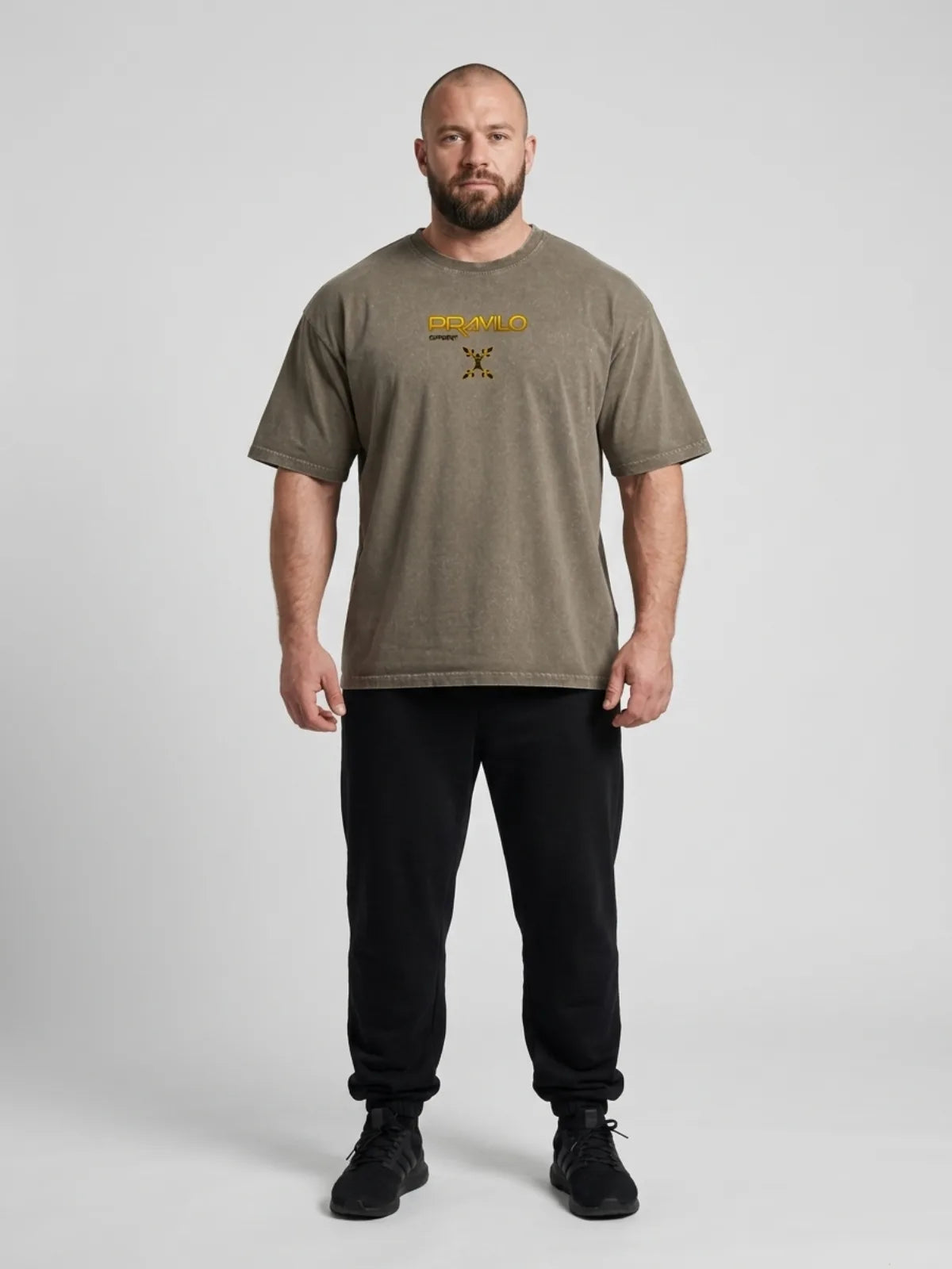 Model im Oversize Washed T-Shirt Pravilo Sport Bär in Dark Khaki, Vorderansicht