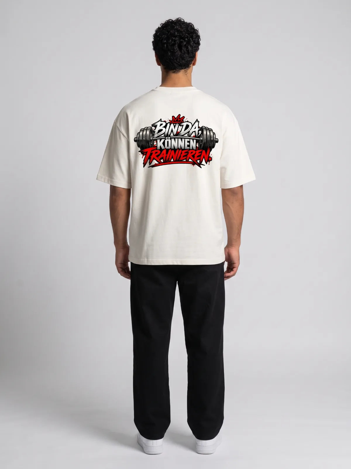 Model im Oversize T-Shirt Pravilo Sport BIN DA in Egret, Rückansicht mit Druck