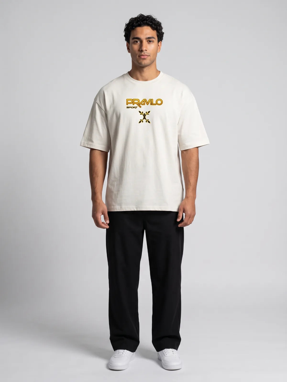 Model im Oversize T-Shirt Pravilo Sport BIN DA in Egret, Vorderansicht