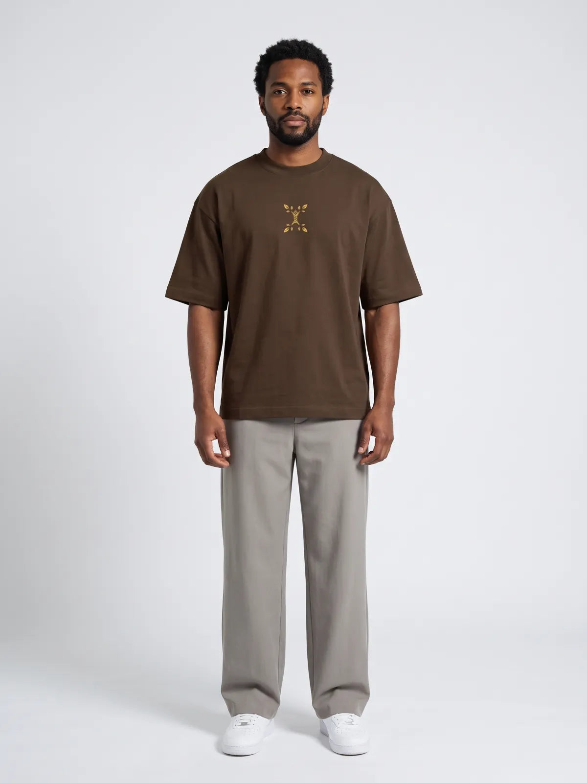 Model im Boxy Heavyweight Unisex Organic T-Shirt in Dunkelbraun, Vorderansicht