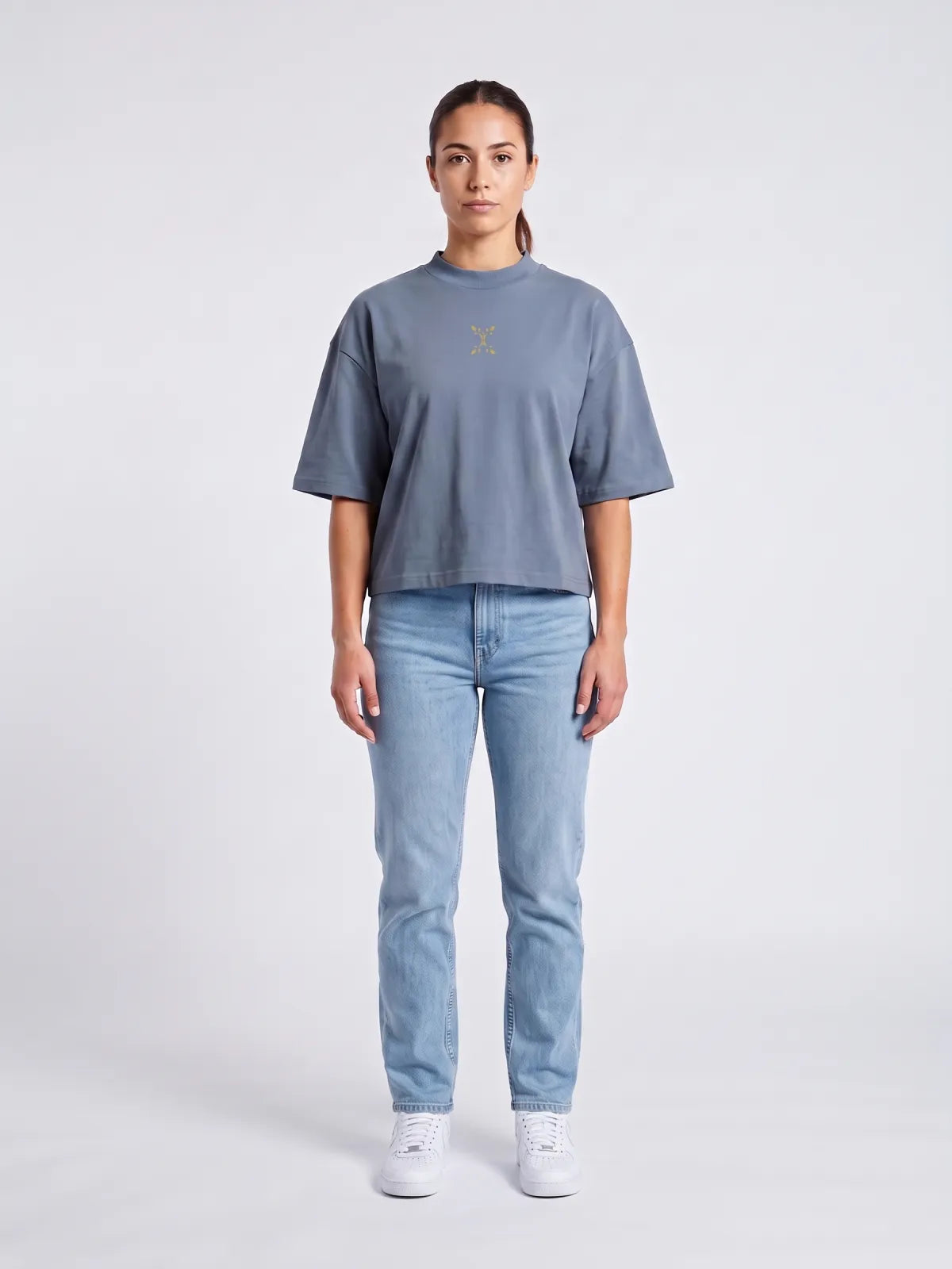 Model im boxy Frauen-Shirt in Blau, Vorderansicht