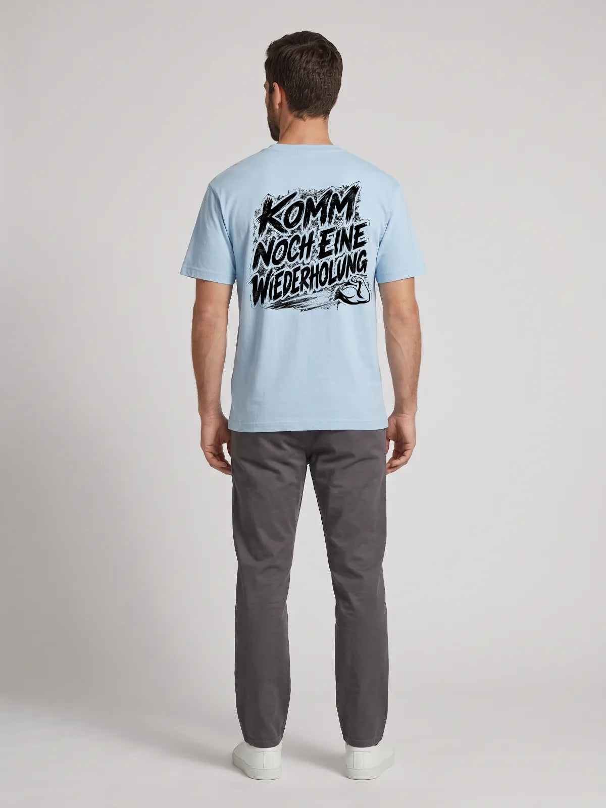 Model im Herren Heavy T-Shirt Pravilo KOMM in Chambray, Rückansicht mit Druck
