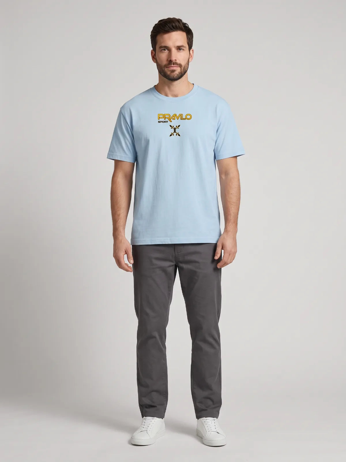Model im Herren Heavy T-Shirt Pravilo KOMM in Chambray, Vorderansicht