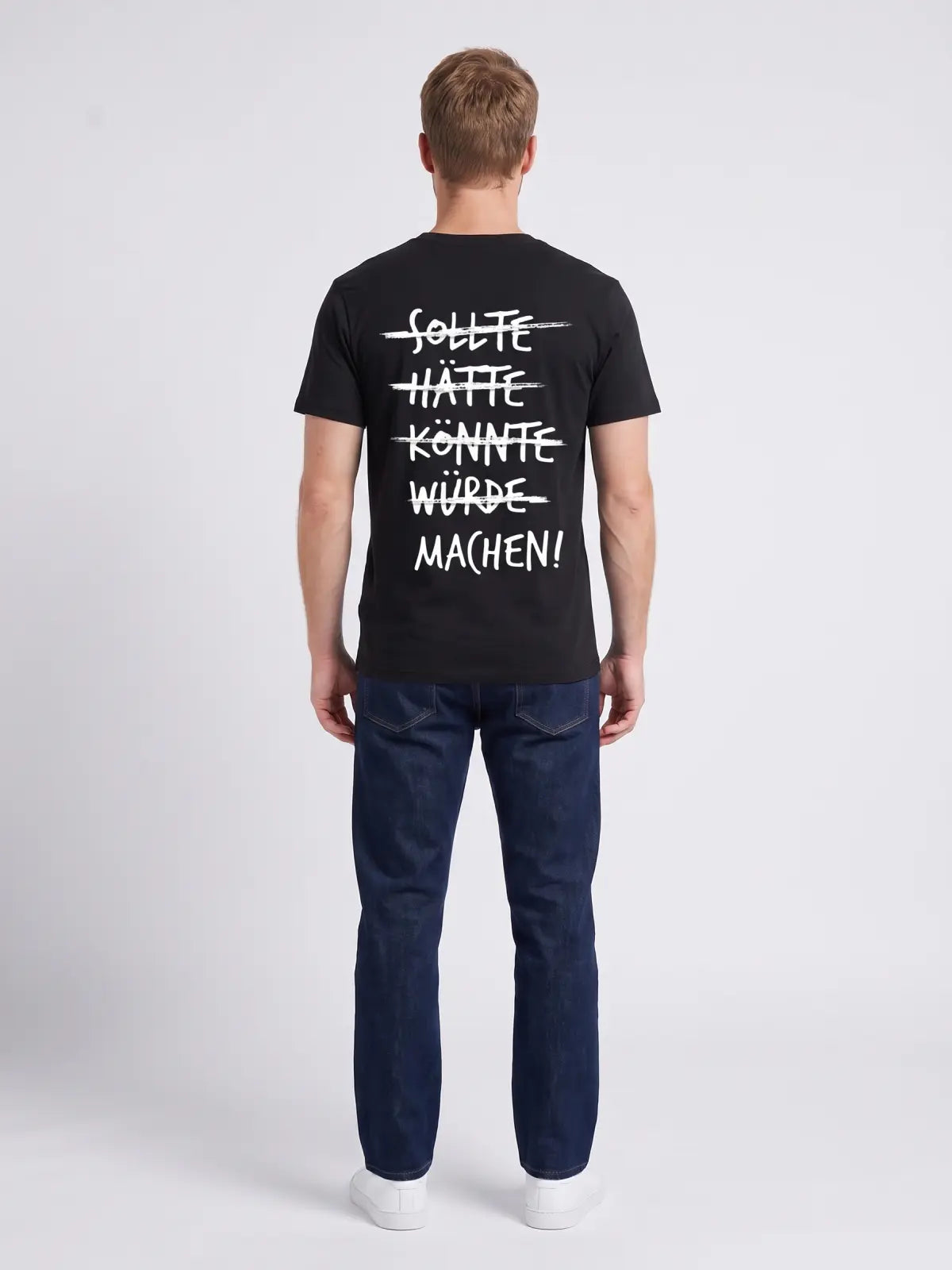 Model im PRAVILO EINFACH MACHEN! – Sport-Shirt in Schwarz, Rückansicht mit Druck