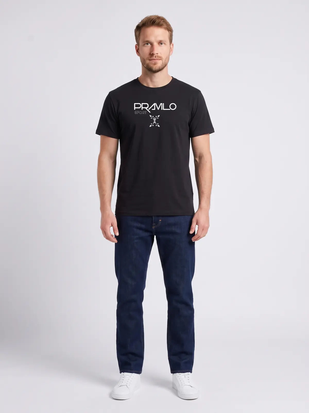 Model im PRAVILO EINFACH MACHEN! – Sport-Shirt in Schwarz, Vorderansicht