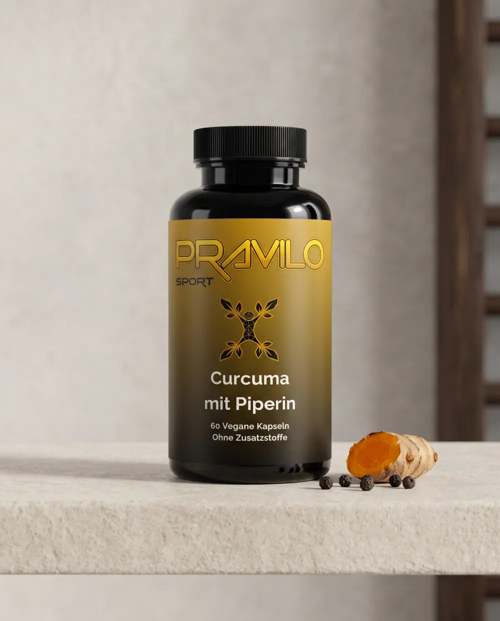 Pravilo-Dose Curcuma mit Piperin auf heller Kalksteinbank neben einem Stück Kurkuma und schwarzen Pfefferkörnern