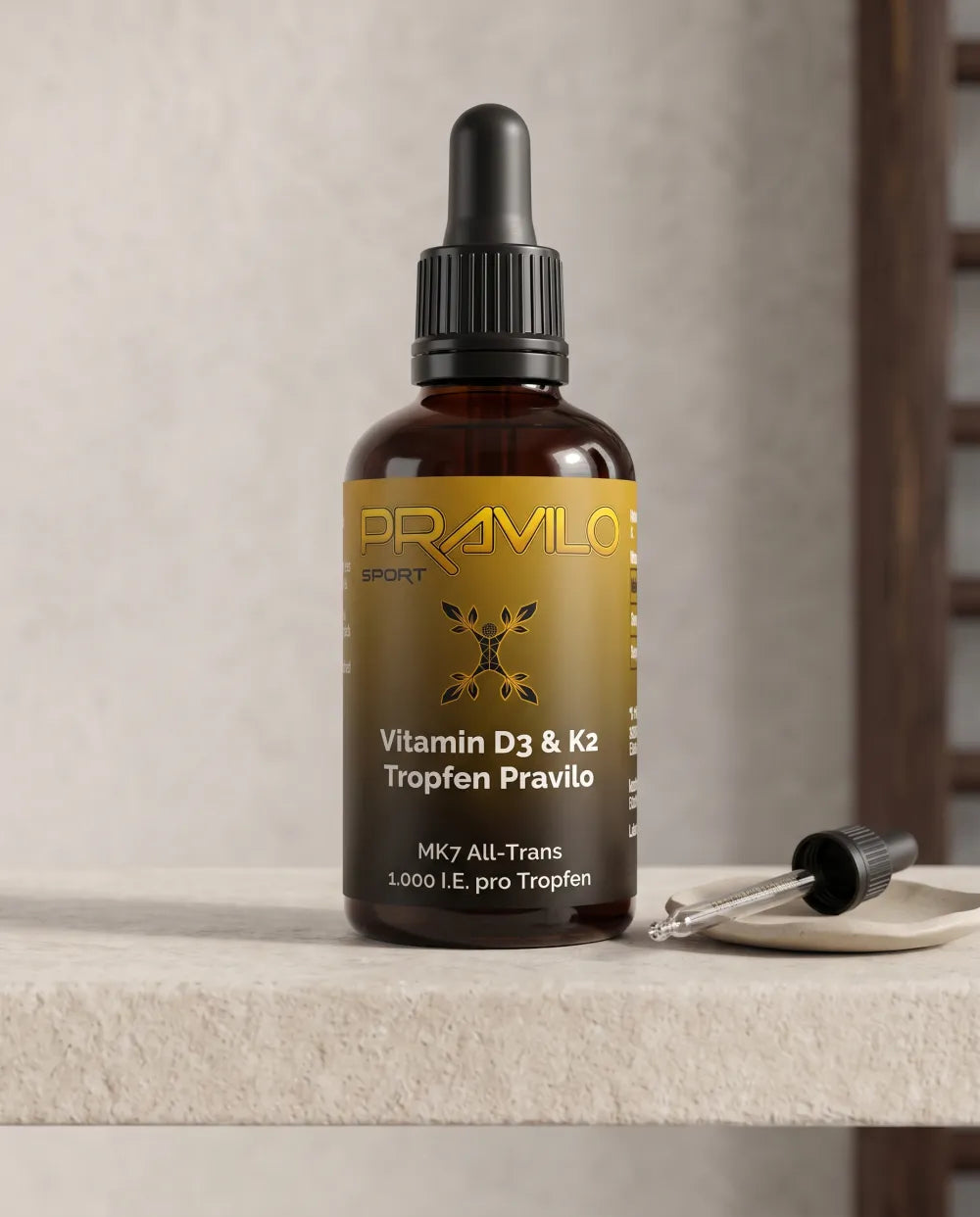 Pravilo-Tropfflasche Vitamin D3 + K2 auf heller Kalksteinbank, daneben eine Pipette auf einer Keramikablage